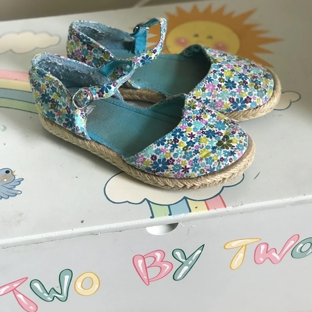 Kids Straw Flower Sandals size 8